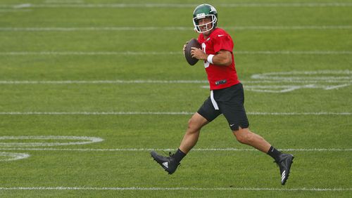 New York Jets quarterback Aaron Rodgers (8) drops back to throw during the team's NFL football training camp, Wednesday, July 23, 2024, in Florham Park, N.J. (AP Photo/Rich Schultz)