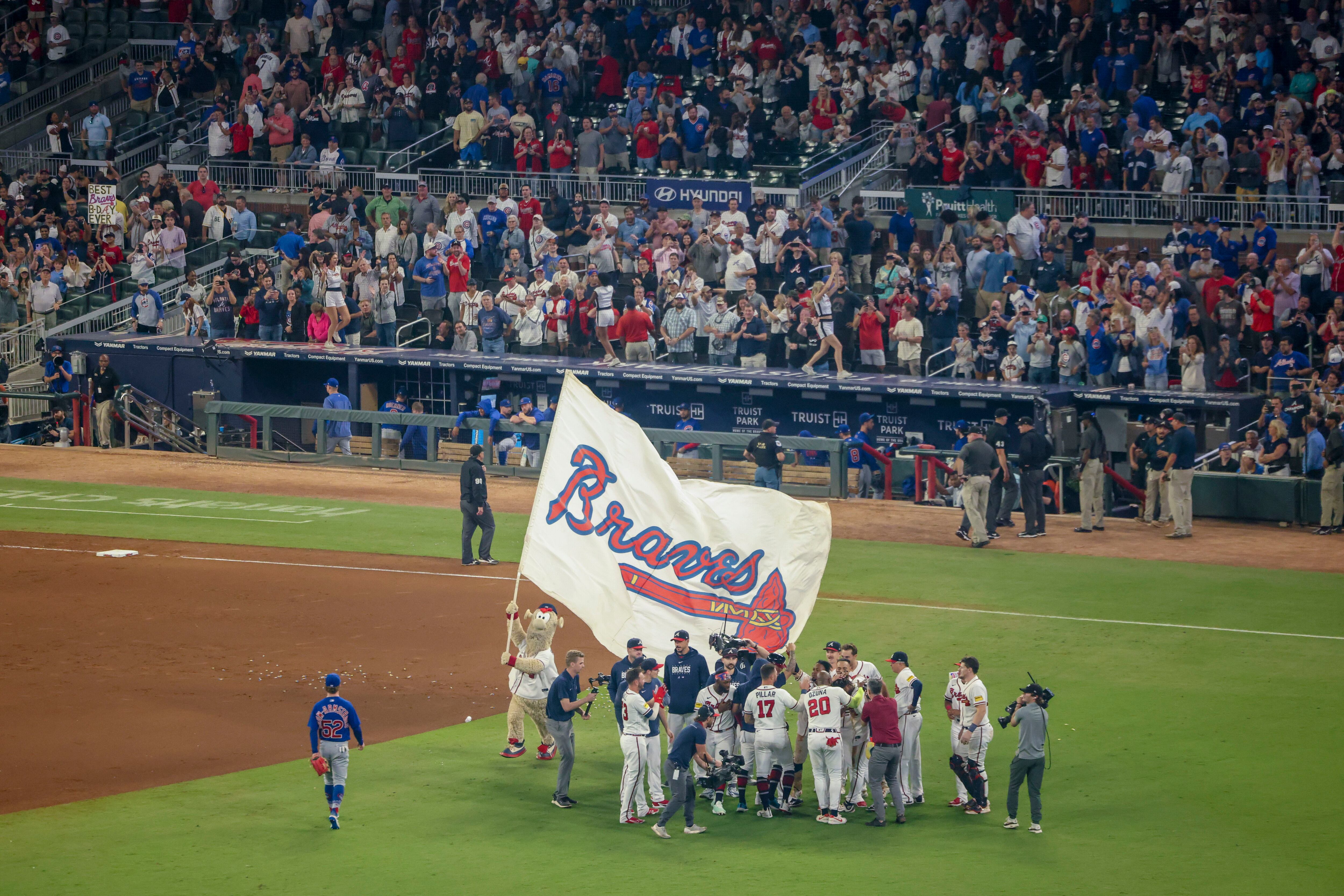 HISTORY! Ronald Acuña Jr. becomes the first member of the 40/70