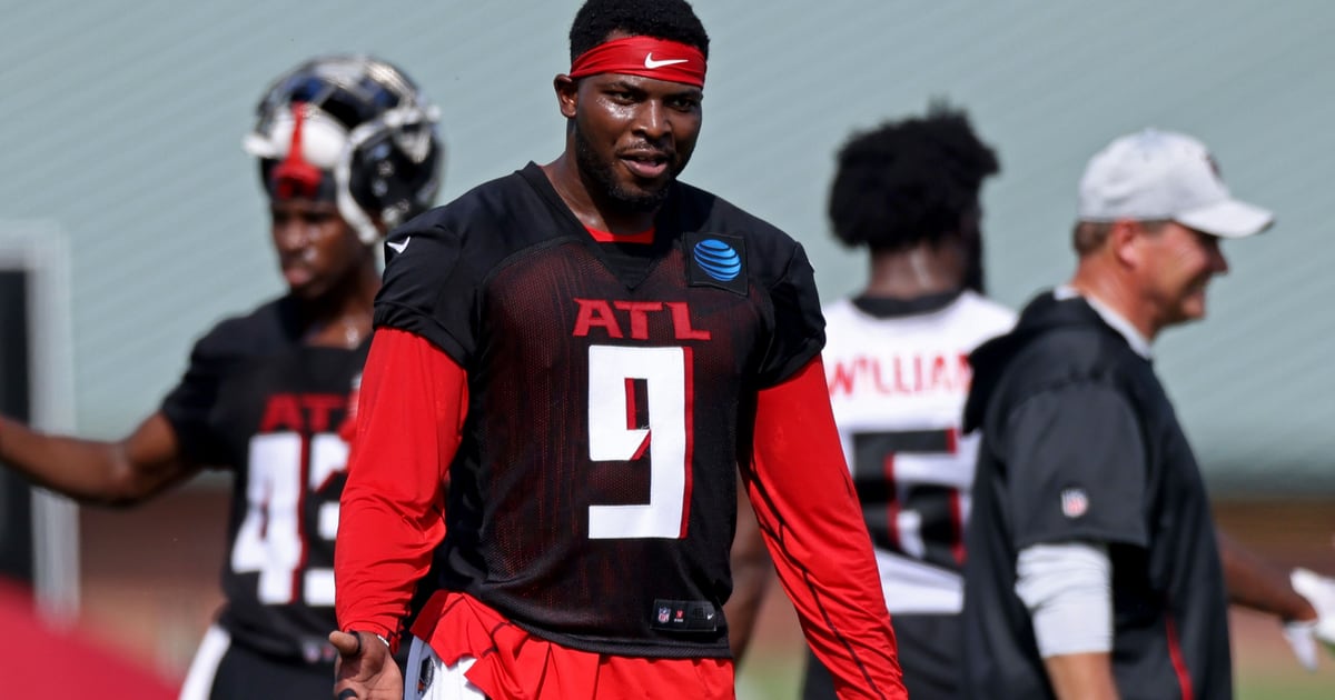 Lorenzo Carter on defensive play in Falcons camp