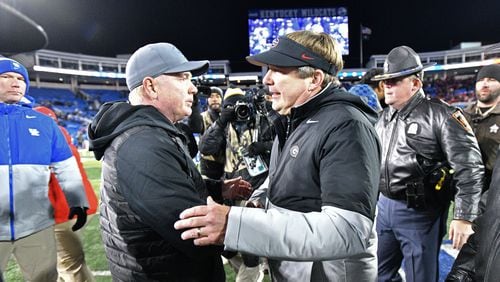 November 19, 2022 Lexington, KY - Kentucky's head coach Mark Stoops (left) and Georgia's head coach Kirby Smart shake hands after Georgia beat Kentucky in an NCAA football game at Kroger Field in Lexington, KY on Saturday, November 19, 2022. Georgia won 16-6 over Kentucky. (Hyosub Shin / Hyosub.Shin@ajc.com)