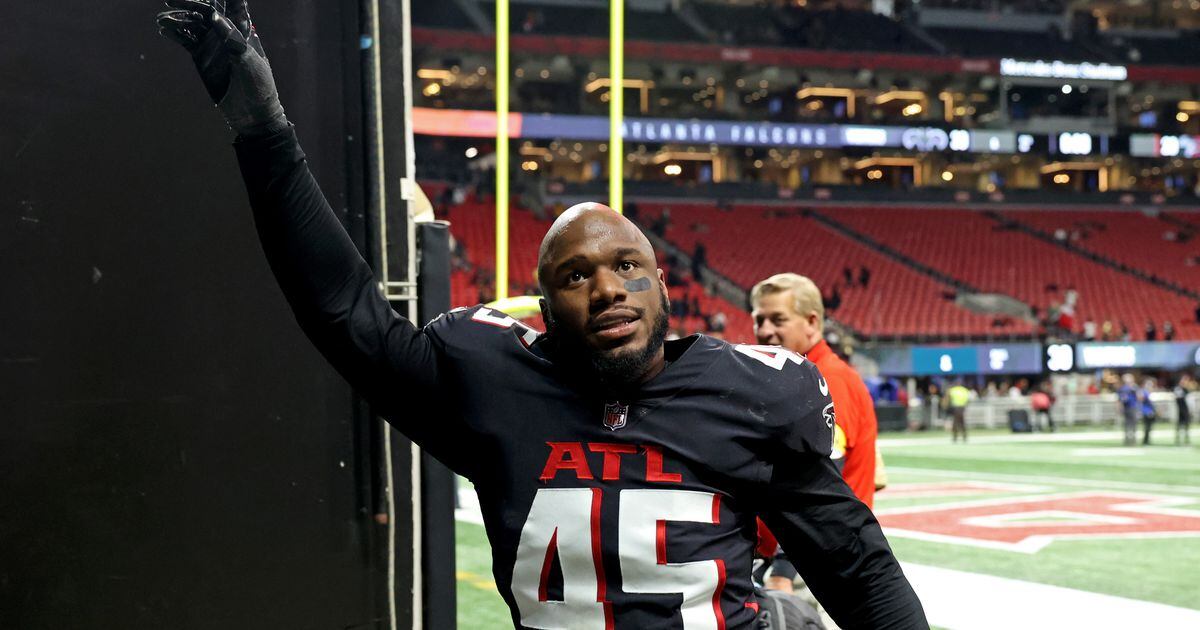 Atlanta Falcons inside linebacker Deion Jones (45) stands on the