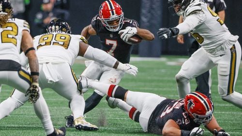 Atlanta Falcons running back Bijan Robinson (7) works through traffic for a first down during the second half of a NFL football game between the Atlanta Falcons and the New Orleans Saints in Atlanta on Sunday, Nov. 26, 2023. The Falcons won, 24-15.   (Bob Andres for the Atlanta Journal Constitution)