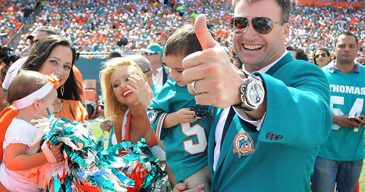 As Hall induction awaits, Dolphin Zach Thomas reads up on how not to cry