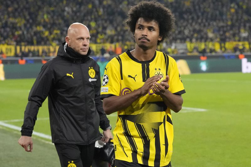 Dortmund's Karim Adeyemi applauds the fans as he leaves the pitch after an injuring during the Champions League opening phase soccer match between Borussia Dortmund and Celtic FC at the BVB Stadion in Dortmund, Germany, Tuesday, Oct. 1, 2024. (AP Photo/Martin Meissner)