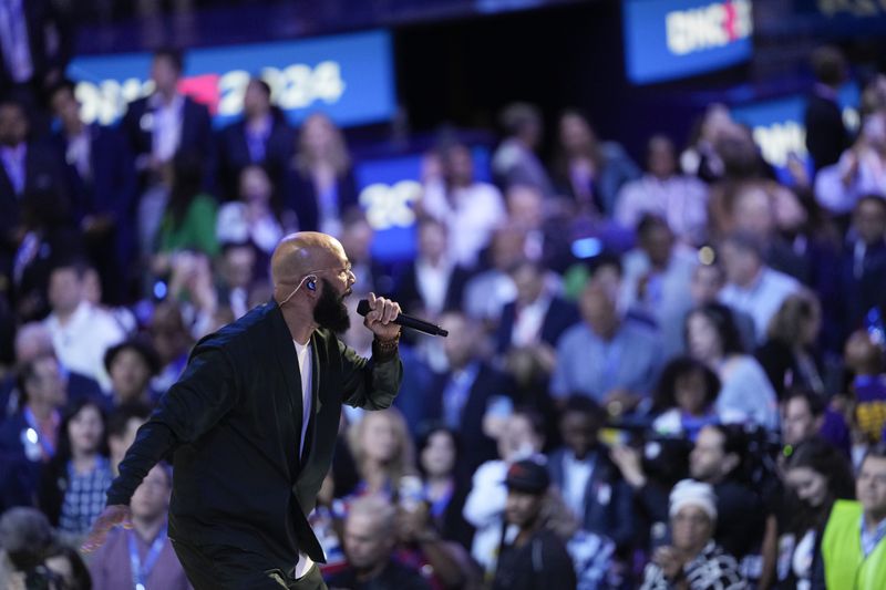  The rapper Common performs on the second day of the Democratic National Convention at the United Center, in Chicago, on Tuesday, Aug. 20, 2024. (Kent Nishimura/The New York Times) 