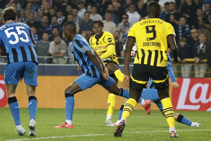 Dortmund's Jamie Gittens, center, scores the opening goal during the Champions League opening phase soccer match between Club Brugge and Borussia Dortmund at Jan Breydelstadion in Bruges, Belgium, Wednesday, Sept. 18, 2024. (AP Photo/Omar Havana)