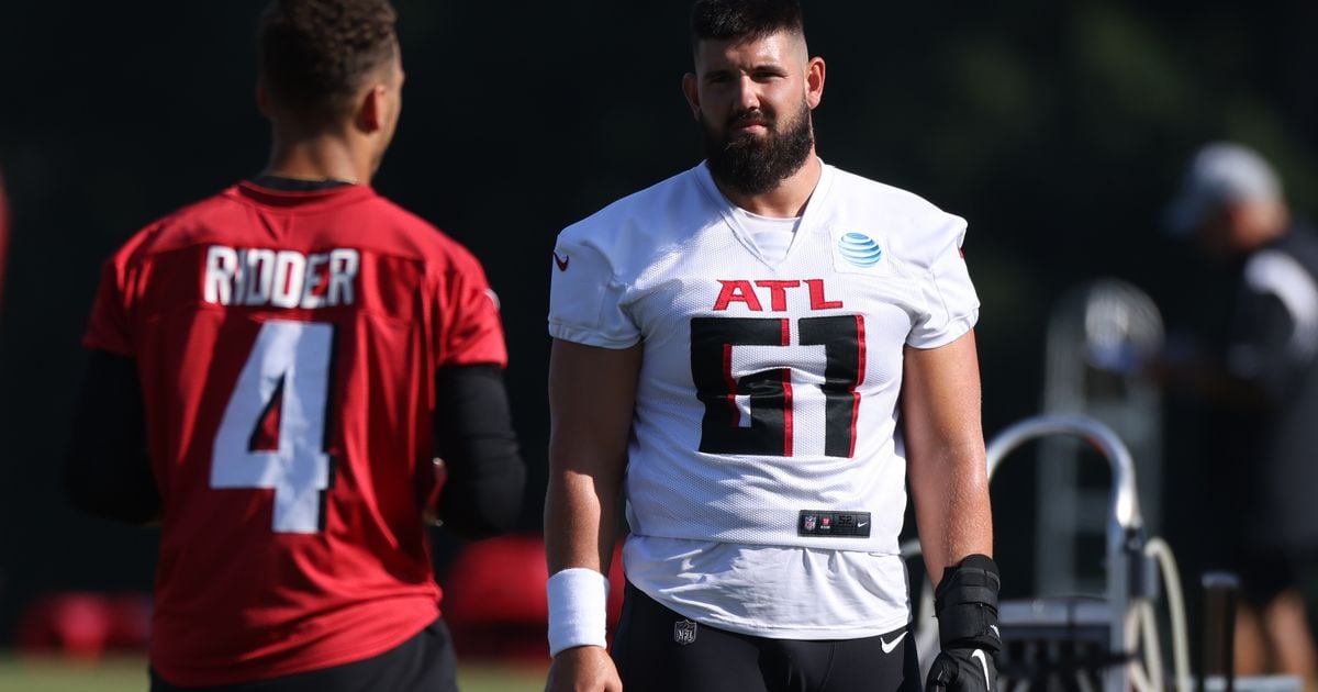 Atlanta Falcons center Matt Hennessy (61) works during the first