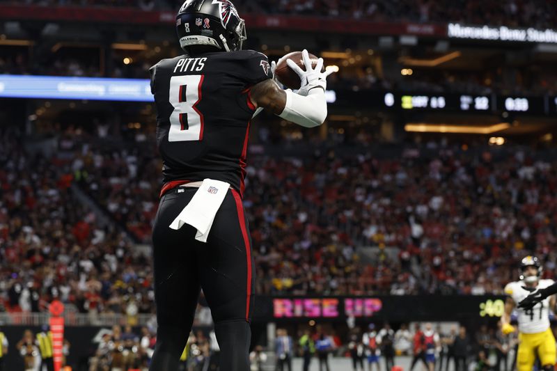 Atlanta Falcons tight end Kyle Pitts makes a catch for a touchdown against the Pittsburgh Steelers during the first half of an NFL football game Sunday, Sept. 8, 2024, in Atlanta. (AP Photo/Butch Dill)