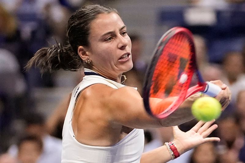 Emma Navarro, of the United States, returns a shot to Aryna Sabalenka, of Belarus, during the women's singles semifinals of the U.S. Open tennis championships, Thursday, Sept. 5, 2024, in New York. (AP Photo/Frank Franklin II)