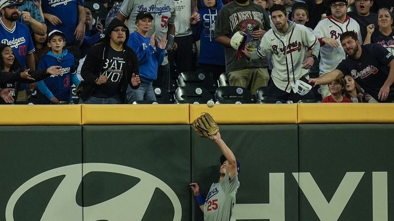 Los Angeles Dodgers shortstop Tommy Edman (25) makes the catch for an out off the batt of Atlanta Braves' Ramón Laureano inning of a baseball game, Friday, Sept. 13, 2024, in Atlanta. (AP Photo/Mike Stewart)