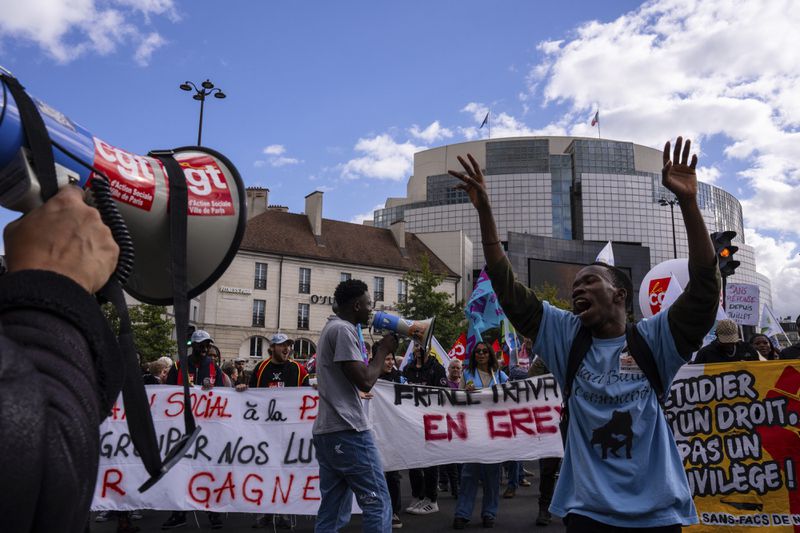 Protesters march during a rally against the new government of French Prime Minister Michel Barnier, in Paris, Tuesday, Oct. 1, 2024. (AP Photo/Louise Delmotte)