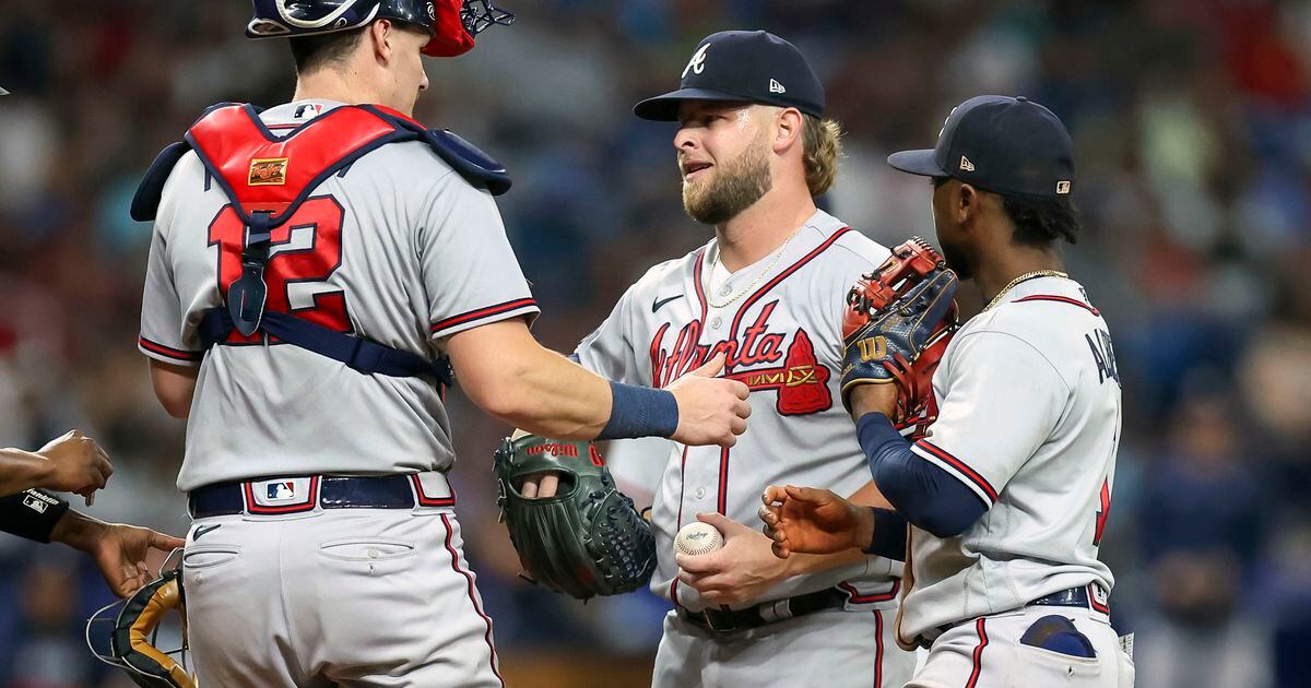 Braves News: Minter leaves game early with pectoral tightness