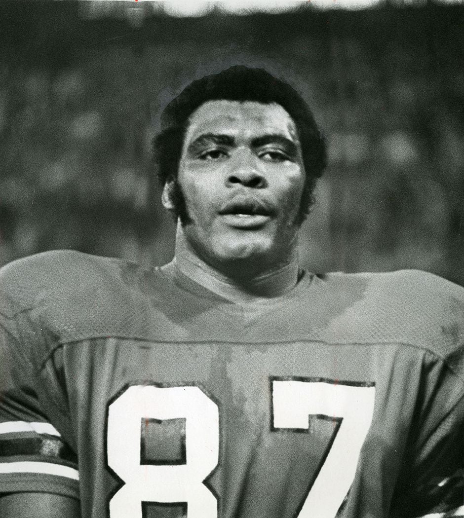 Claude Humphrey, fearsome pass rusher in the NFL, dies at 77 - Los Angeles  Times