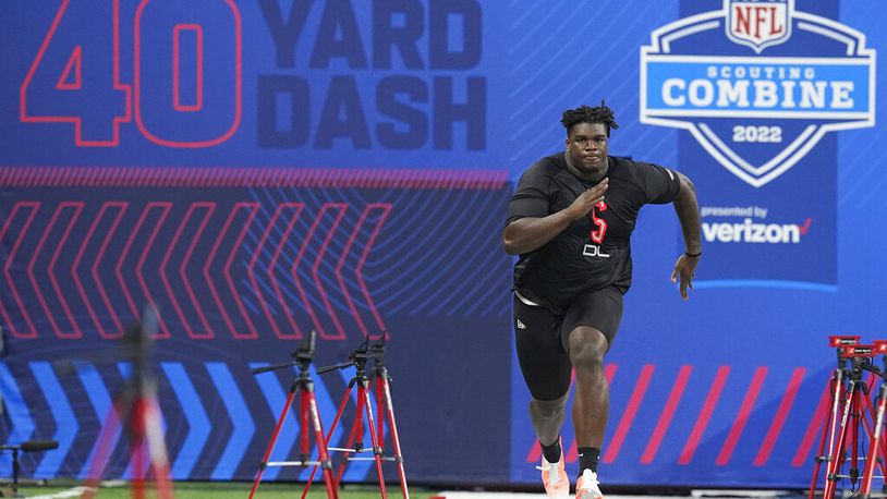 341-pound Georgia DL Jordan Davis flies during 40-yard dash at Combine