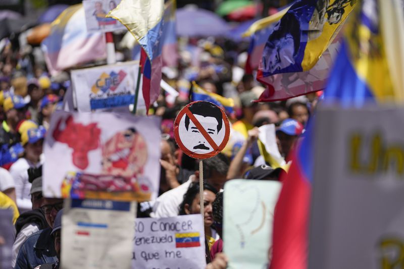 Venezuelan nationals protest against the official results that declared President Nicolas Maduro the winner of the July presidential election, on a public square in Bogota, Colombia, Saturday, Aug. 17, 2024. (AP Photo/Matias Delacroix)