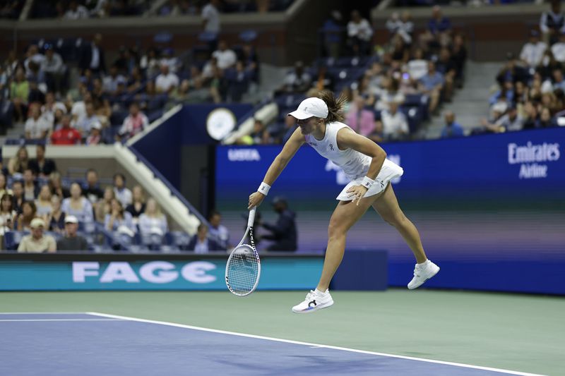 Iga Swiatek, of Poland, serves to Liudmila Samsonova, of Russia, during a fourth round match of the U.S. Open tennis championships, Monday, Sept. 2, 2024, in New York. (AP Photo/Adam Hunger)