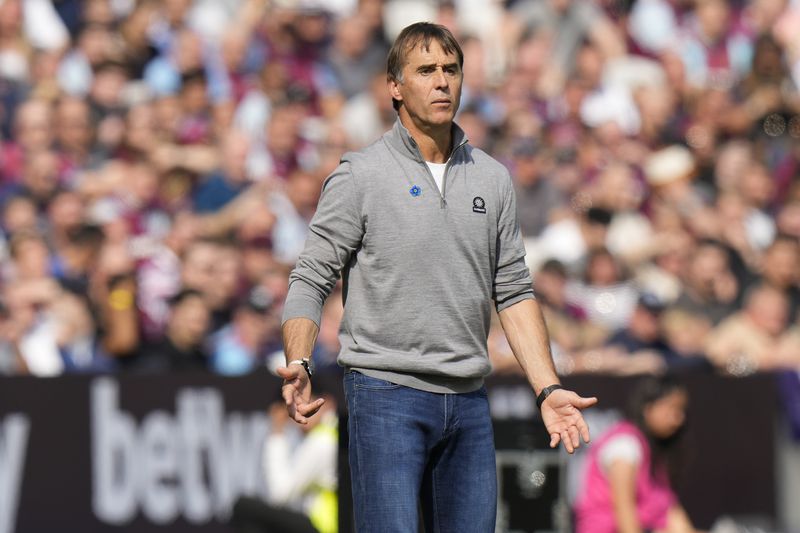 West Ham's head coach Julen Lopetegui reacts during the English Premier League soccer match between West Ham United and Chelsea at the London stadium in London, Saturday, Sept. 21, 2024. (AP Photo/Alastair Grant)