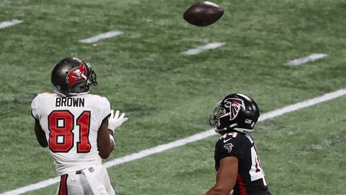 122020 Atlanta: Tampa Bay Buccaneers wide receiver Antonio Brown gets past Atlanta Falcons cornerback Tyler Hall for what proved to be the game-winning touchdown in the fourth quarter Sunday, Dec. 20, 2020, at Mercedes-Benz Stadium in Atlanta. The Bucs won 31-27. (Curtis Compton / Curtis.Compton@ajc.com)