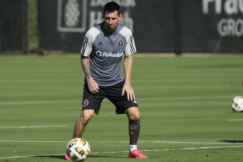 Inter Miami forward Lionel Messi works out with teammates at the MLS soccer team's training facility, Friday, Sept. 13, 2024, in Fort Lauderdale, Fla. (AP Photo/Wilfredo Lee)