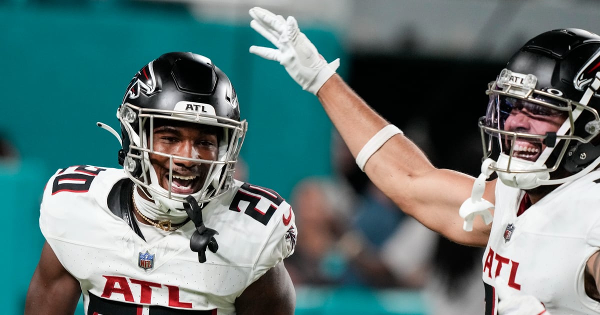 Atlanta Falcons cornerback Dee Alford (37) walks off the field after an NFL  football game against