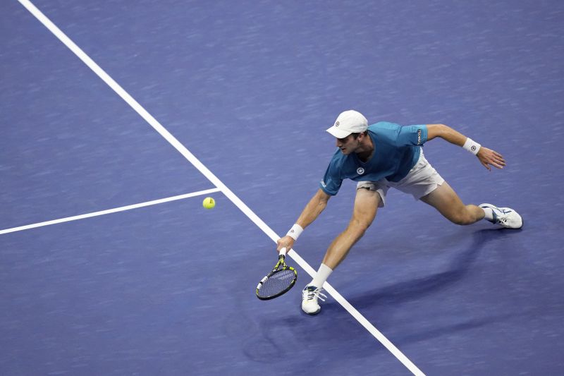 Botic van De Zandschulp, of the Netherlands, returns a shot to Carlos Alcaraz, of Spain, during the second round of the U.S. Open tennis championships, Thursday, Aug. 29, 2024, in New York. (AP Photo/Matt Rourke)