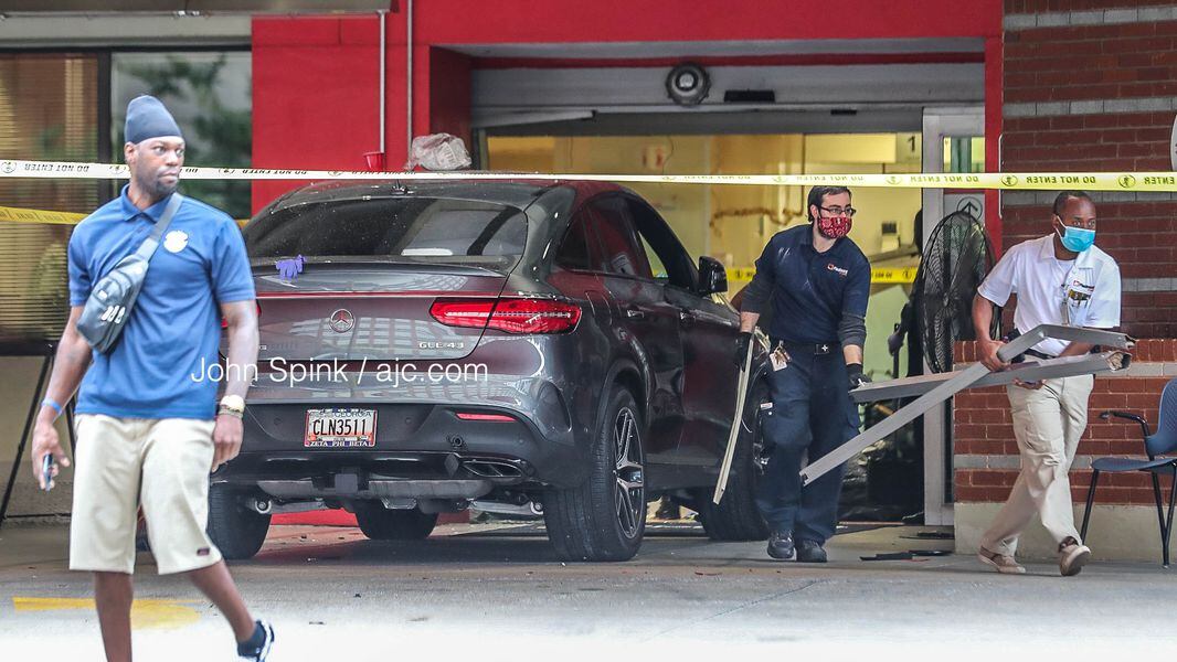 1 Killed After Suv Crashes Into Er At Piedmont Hospital In Buckhead