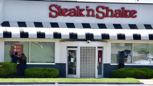 A Steak ’n Shake employee was arrested on several felonies after he allegedly threatened coworkers with a gun on Thanksgiving.