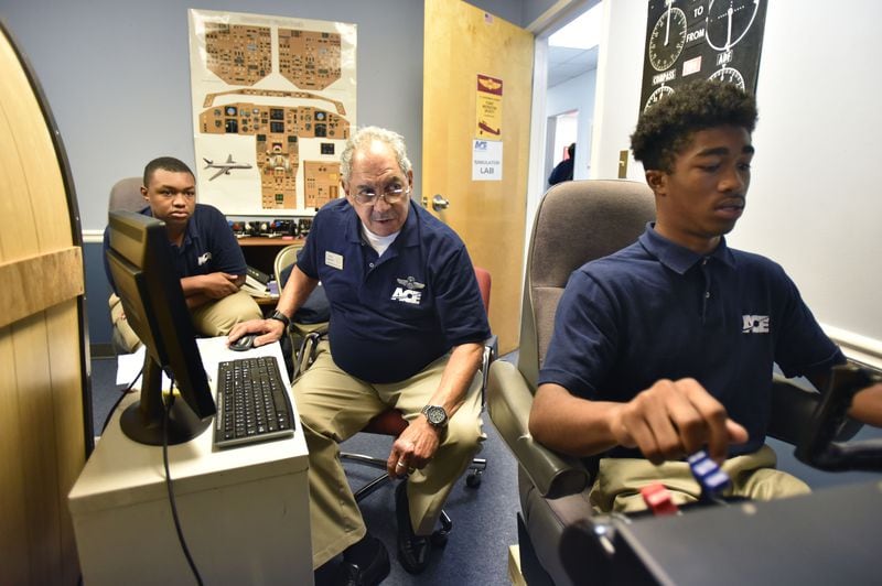  Julius Alexander in 2017 helping Chris Spence (right) and Jabin Rodriguez operate a flight simulator at Aviation Career Enrichment (ACE). Alexander helped train a generation of young people, many of whom became pilots. Photo by HYOSUB SHIN / HSHIN@AJC.COM