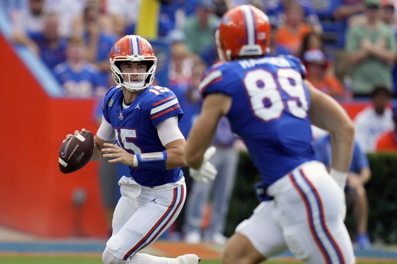 Florida quarterback Graham Mertz, left, looks for receiver tight end Hayden Hansen (89) during the first half of an NCAA college football game against Texas A&M, Saturday, Sept. 14, 2024, in Gainesville, Fla. (AP Photo/John Raoux)