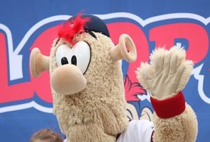 Dunkin, Braves Mascot Team Up For Valentine's Blooper-Gram
