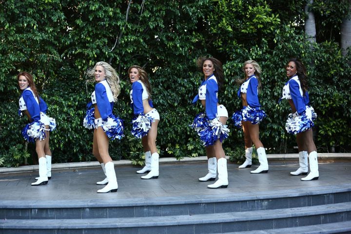 Foto jornalística : The Dallas Cowboys Cheerleaders perform during