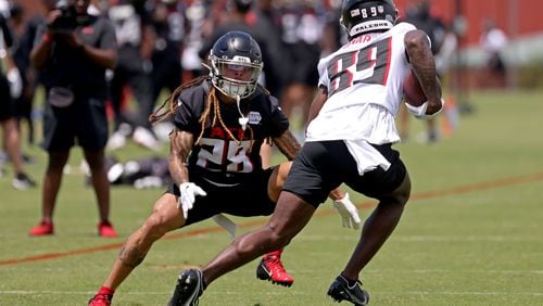 060922 Flowery Branch: Atlanta Falcons defensive back Mike Ford (28) goes against wide receiver Bryan Edwards (89) during OTA at the Atlanta Falcons Training Facility Thursday, June 9, 2022, in Flowery Branch, Ga. (Jason Getz / Jason.Getz@ajc.com)