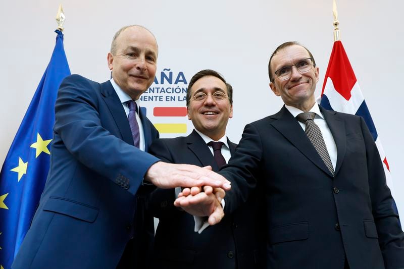 From right, Norway's Foreign Minister Espen Barth Eide, Spain's Foreign Minister Jose Manuel Albares Bueno and Ireland's Foreign Minister Micheal Martin pose for a photo, at the end of a media conference, during talks on the Middle East, in Brussels, Monday, May 27, 2024. (AP Photo/Geert Vanden Wijngaert)