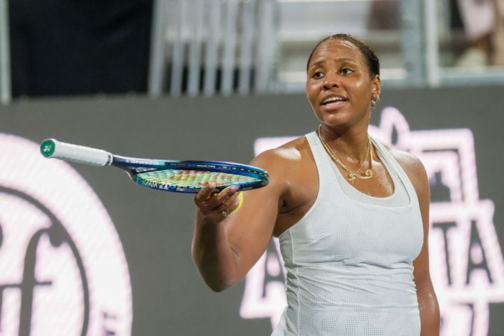 Taylor Townsend offers her racquet to a fan for assistance against Sloane Stephens during an Atlanta Open Atlantic Station exhibition on Sunday, July 21, 2024, in Atlanta.
(Miguel Martinez / AJC)