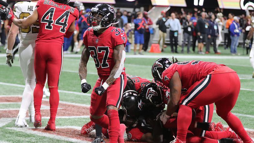 Atlanta Falcons linebacker Emmanuel Ellerbee (52) walks off the