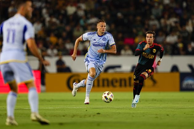 Atlanta United defender Stian Rode Gregersen #5 dribbles during the first half of the match against the Los Angeles Galaxy at Dignity Health Sports Park in Carson, CA on Saturday August 24, 2024. (Photo by Michael Owens/Atlanta United)