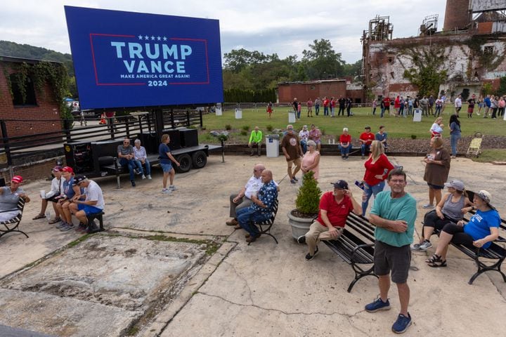 JD Vance campaigns in Lindale
