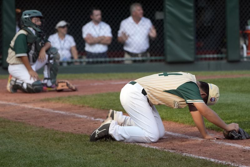 Taiwan pitcher Chiu Wei-Che, right, ad catcher Yu Chia-Jui react after Lake Mary, Fla. scored the winning run during the eighth inning of the Little League World Series Championship game in South Williamsport, Pa., Sunday, Aug. 25, 2024. (AP Photo/Tom E. Puskar)