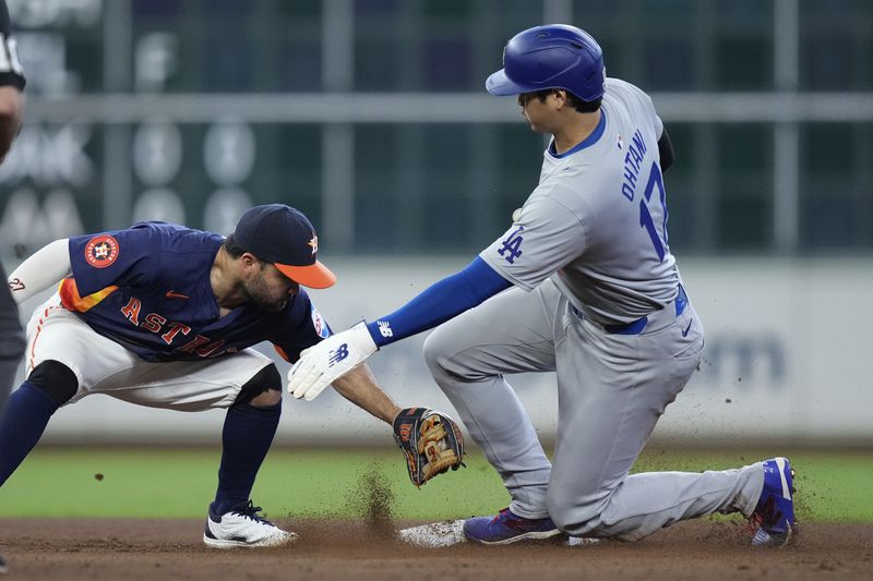 Houston Astros second baseman Jose Altuve, left, misses a tag as Los Angeles Dodgers designated hitter Shohei Ohtani (17) steals second during the ninth inning of a baseball game Sunday, July 28, 2024, in Houston. (AP Photo/Kevin M. Cox)