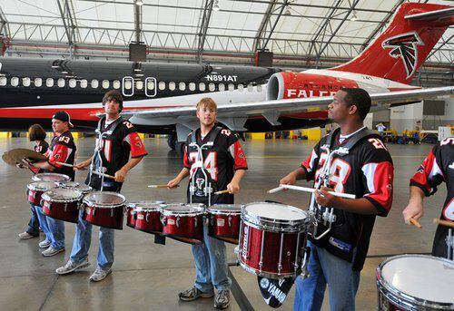 Airtran debuts Falcons-theme airplane