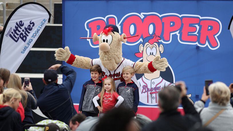 Noah Syndergaard argues with Braves mascot