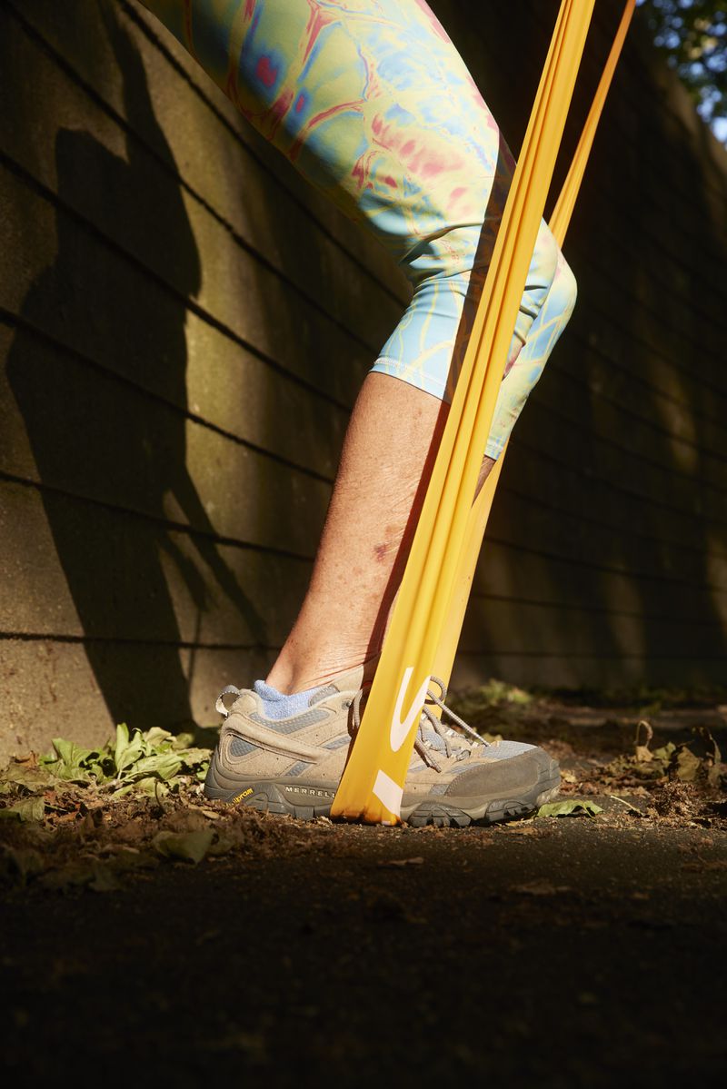 
                        Resistance training in New York, June 1, 2024. Everyone’s bones weaken with age, but postmenopausal women are particularly at risk for osteoporosis. Regular exercise can make a big difference for bone strength. (Nicholas Sansone/The New York Times)
                      