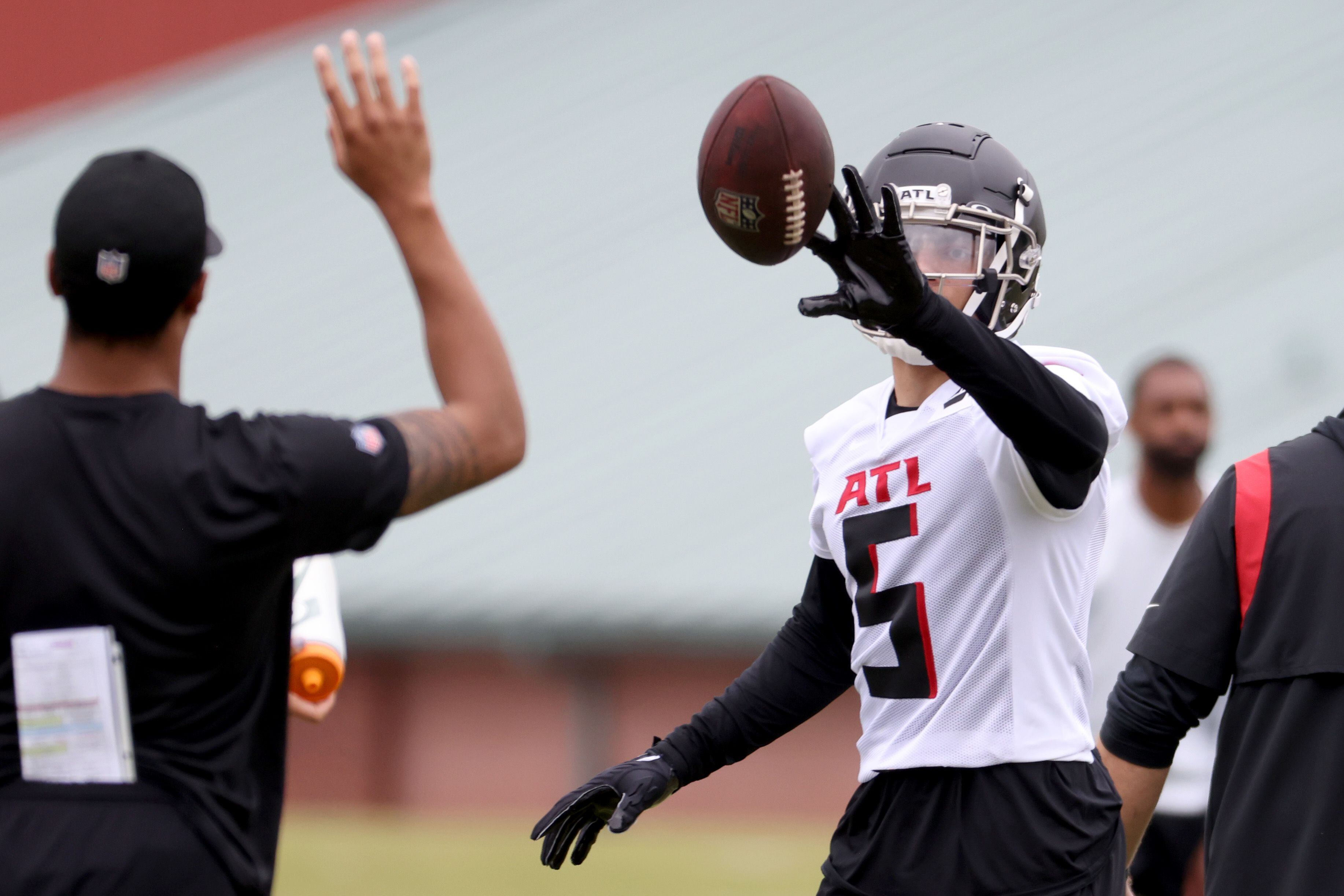 Falcons minicamp reports roundup: Desmond Ridder picking up offense, center  competition is a hot one - The Falcoholic