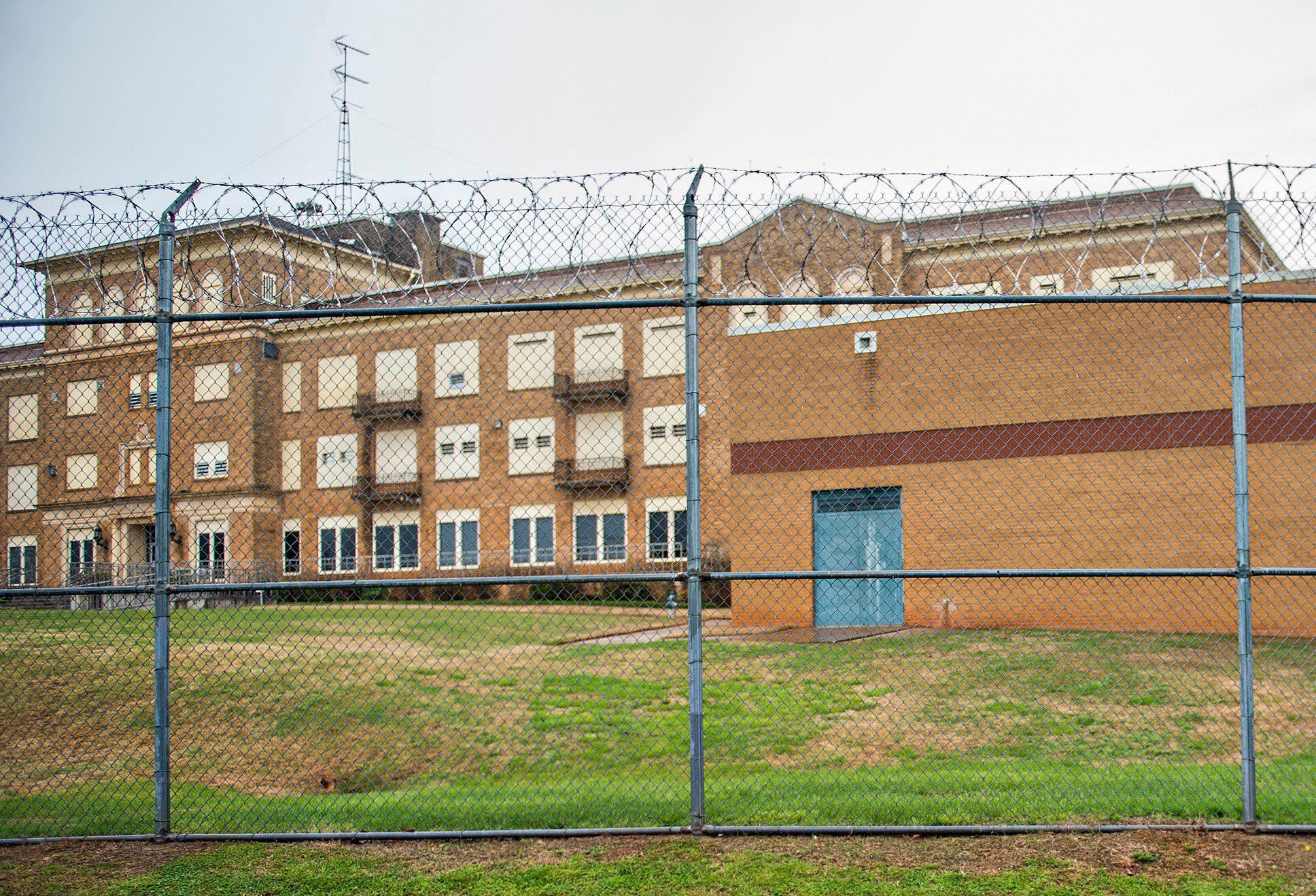 Critics Blast Georgia Prison Conditions Staffing Levels And Care