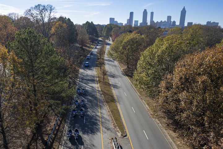 The motorcade escorting first lady Rosalynn Carter’s casket makes its way down Freedom Parkway in Atlanta on Monday, Nov. 27, 2023.   (Ben Gray / Ben@BenGray.com)