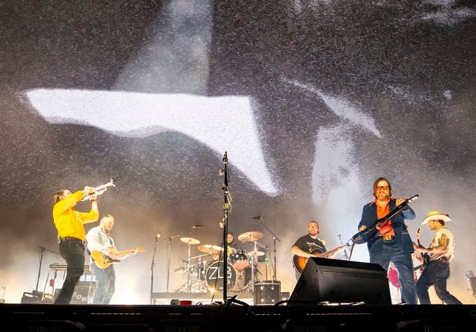 Atlanta, Ga: Zach Bryan played to a sold-out crowd of cowboy hat-clad fans who sang along with every word. Photo taken Saturday August 10, 2024 at Mercedes Benz Sadium. (RYAN FLEISHER FOR THE ATLANTA JOURNAL-CONSTITUTION)