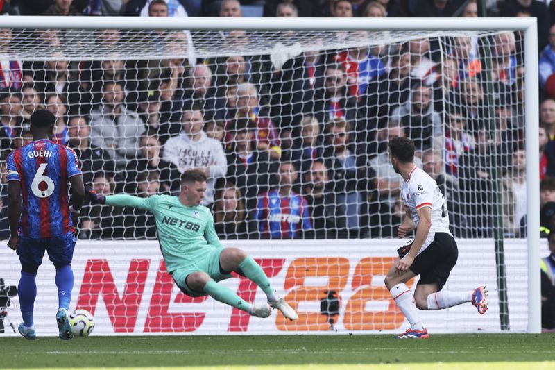 Liverpool's Diogo Jota, right, scores the opening goal past Crystal Palace's goalkeeper Dean Henderson during the English Premier League soccer match between Crystal Palace and Liverpool at Selhurst Park in London, Saturday, Oct. 5, 2024.(AP Photo/Ian Walton)