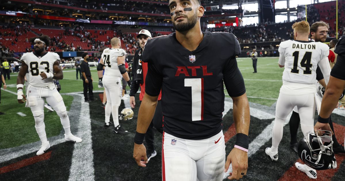 Atlanta Falcons Fans Celebrate as New Orleans Saints Head Home