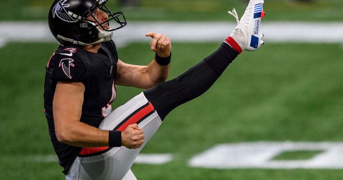 Atlanta Falcons punter Sterling Hofrichter (4) watches his kick during an  NFL football game against the Los Angeles Chargers, Sunday, December 13,  2020, in Inglewood, Calif. (AP Photo/Peter Joneleit Stock Photo - Alamy