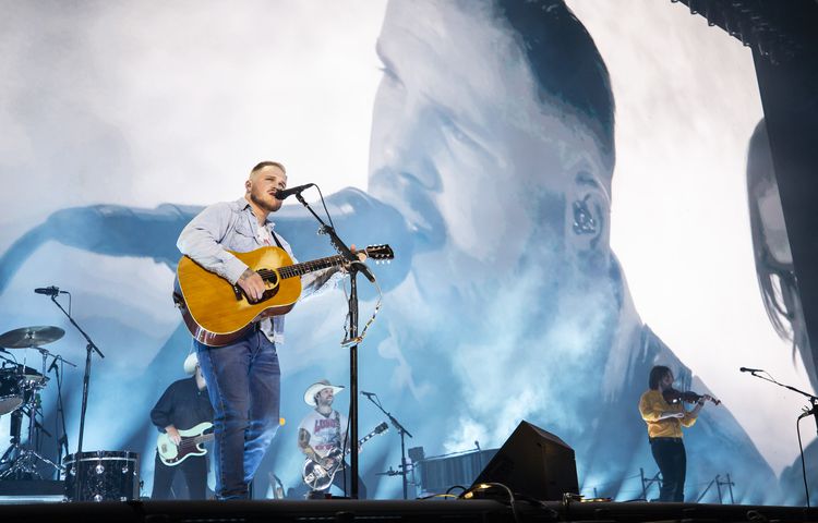 Atlanta, Ga: Zach Bryan played to a sold-out crowd of cowboy hat-clad fans who sang along with every word. Photo taken Saturday August 10, 2024 at Mercedes Benz Sadium. (RYAN FLEISHER FOR THE ATLANTA JOURNAL-CONSTITUTION)